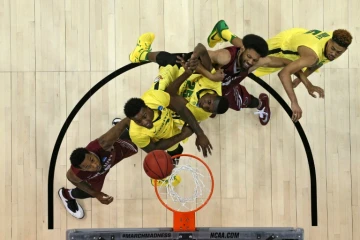 Lutte pour un rebond lors du match Saint Joseph's Hawks - Oregon Ducks du tournoi NCAA à Spokane (Etats-Unis), le 20 mars 2016