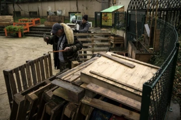 Des SDF participant au programme "Premières heures", un dispositif de retour à l'emploi mis en place par Emmaüs, le 31 janvier 2018 à Paris
