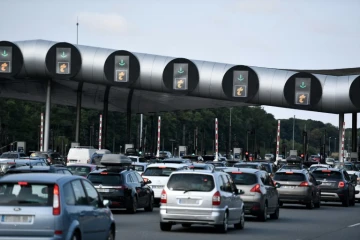 Au péage de Saint-Arnoult-en Yvelines, sur l'autoroute A10, le 1er août 2020 