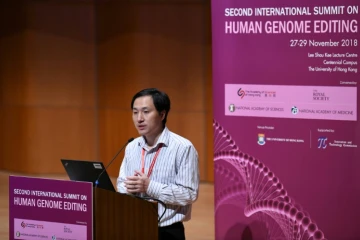 Le chercheur chinois He Jiankui fait une intervention lors du second Sommet international sur l'édition du génome, le 28 novembre 2018 à Hong Kong