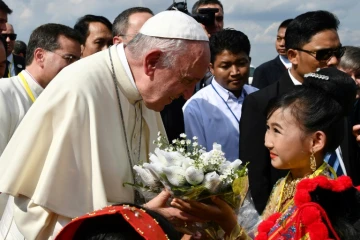 Le pape François, accueilli par des enfants à son arrivée à Rangoun, le 27 novembre 2017