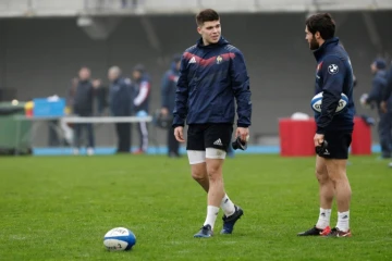 Le demi d'ouverture Matthieu Jalibert (g) et le demi de mêlée Maxime Machenaud à l'entraînement avec l'équipe de France, le 27 janvier 2018 à Marcoussis