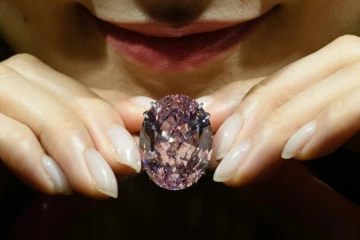 Le diamant "Pink Star" exposé le 29 mars 2017 à chez Sotheby's à Hong Kong avant sa mise aux enchères