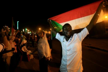 Des manifestants soudanais  protestent devant le QG de l'armée à Khartoum, le 16 mai 2019 
