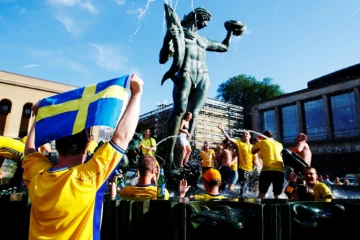 Les supporters suédois fêtent la qualification pour les 8e de finale du Mondial, le 27 juin 2018 à Stockholm