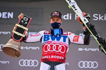 Le Français Alexis Pinturault célèbre sa victoire dans le géant d'Adelboden, comptant pour la Coupe du monde, le 9 janvier 2021