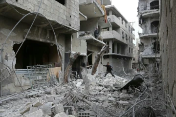 Un Syrien au milieu des énormes des destructions dans la localité de Hammouriyé, dans le fief rebelle de la Ghouta orientale, cible de violents bombardements du régime, le 22 février 2018 