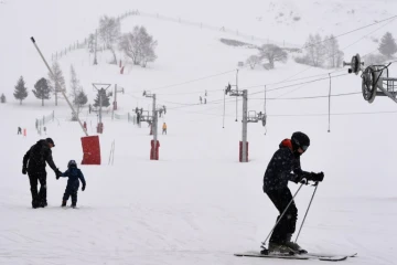 Des skieurs dans la station des Deux Alpes, en Isère, le 14 janvier 2016