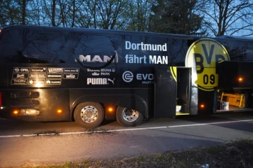 Le bus des joueurs du club de football de Dortmud visé par une attaque à l'explosif, le 11 avril 2017 à Dortmund, en Allemagne