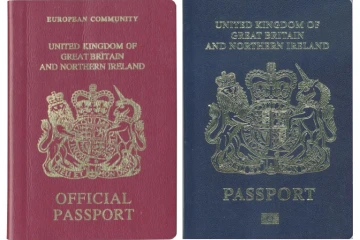 Des passeports brtianniques avec et sans la mention "European Community", à Londres le 22 décembre 2017