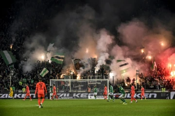 Les supporteurs de Saint-Etienne allument des fumigènes lors du match contre le PSG, le 15 décembre 2019 à Geoffroy-Guichard