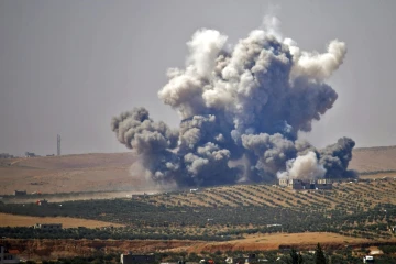 De la fumée s'élève au-dessus des zones contrôlées par les rebelles dans la ville de Deraa, lors de frappes aériennes menées par les forces du régime syrien, le 5 juillet 2018