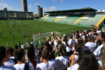 Des supporters de Chapecoense lors d'un entraînement de la nouvelle équipe, le 20 janvier 2017 à Chapeco