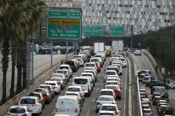 Blocage d'un axe routier à Barcelone à la suite d'une grève, le 8 novembre 2017
