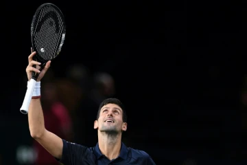 Le Serbe Novak Djokvic exulte après sa victoire face au Français Corentin Moutet au 2e tour du Masters 1000 de Paris, le 30 octobre 2019   