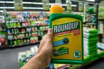 Une bouteille de désherbant Roundup dans une jardinerie de Lille le 15 juin 2015