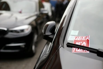 Des chauffeurs de VTC manifestent contre la baisse des prix imposée par Uber, à Paris le 13 octobre 2015