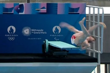 Image de la chute du plongeur Alexis Jandard, lors d'une démonstration à l'occasion de  l'inauguration du Centre aquatique des JO, le 4 avril 2024 à Saint-Denis