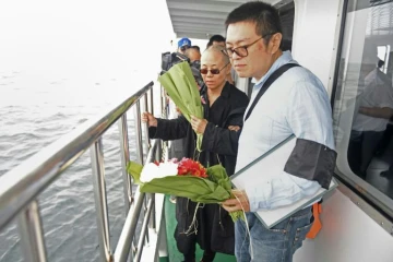 Liu Xia (g), veuve du prix Nobel de la paix chinois Liu Xiaobo, au large de Dalian, le 15 juillet 2017