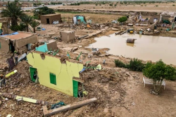 Photo prise le 19 août 2022 montrant des maisons détruites par des inondations dans le village de Makaylab, dans l'Etat du Nil, dans le nord-est du Soudan