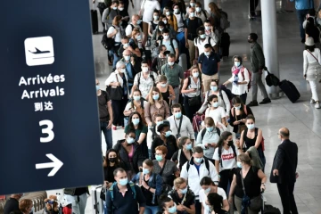 Des soignants volontaires arrivent à l'aéroport d'Orly, près de Paris, pour aller prêter main forte aux équipes médicales des Antilles où la situation sanitaire liée à l'épidémie de coronavirus est jugée "très critique", le 20 août 2021