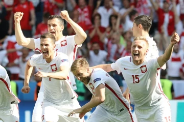 L'équipe de Pologne exulte après sa qualification aux tirs au but pour les quarts de finale de l'Euro au détriment de la Suisse à Geoffroy-Guichard, le 25 juin 2016