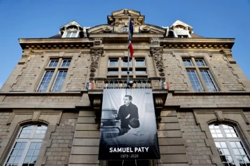 Une photo de Samuel Paty est suspendue le 3 novembre 2020 sur la façade de l'hôtel de ville de  Conflans-Sainte-Honorine, dans les Yvelines