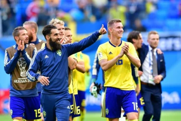 Le milieu suédois Jimmy Durmaz (devant à g) à la fin du match victorieux contre la Suisse en 8e de finale du Mondial, le 3 juillet 2018 à Saint-Pétersbourg1