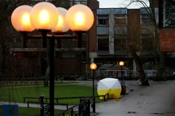 Une tente protectrice installée le 12 mars 2018 par la police recouvre le banc sur lequel l'ancien agent russe Sergueï Skripal et sa fille Ioulia ont été retrouvés victimes d'une tentative d'empoisonnement dans un centre commercial à Salisbury