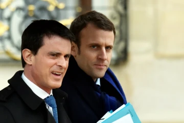 Manuel Valls, alors Premier ministre, et Emmanuel Macron, son ministre de l'Economie, après le conseil des ministres à l'Elysée le 9 mars 2016