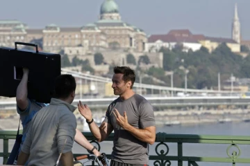L'acteur australien Hugh Jackman lors d'un tournage le 2 septembre 2011 sur le pont Szabadssag à Budapest