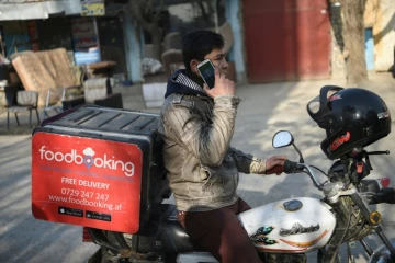 Un livreur afghan à Kaboul au téléphone avec son client, le 16 janvier 2018