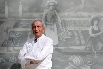 Le chef  Michel Guérard, triplement étoilé au guide Michelin depuis 1977, pose dans son établissement "Les Prés d'Eugénie" le 26 septembre 2013 à Eugénie-les-Bains, dans les Landes 