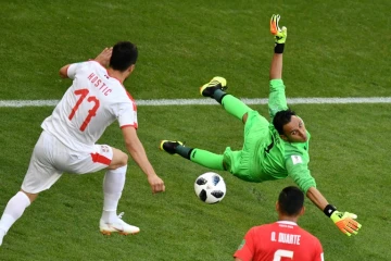 Le gardien du Costa Rica Keylor Navas tente d'arrêter le tir de l'attaquant serbe Filip Kostic lors du Mondial, le 17 juin 2018 