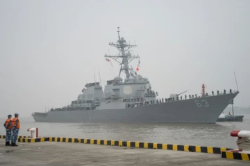 Le navire américain USS Stethem arrive au port militaire de Wusong, le 16 novembre 2015 à Shanghai