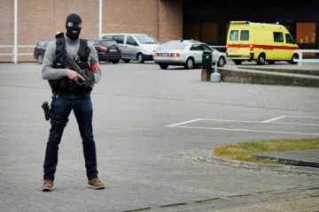 L'ambulance supposée transporter Salah Abdeslam à son arrivée le 19 mars 2016 à la prison de Bruges