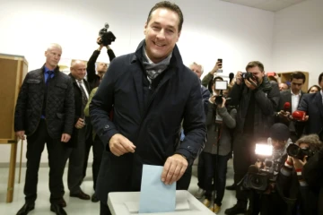 Le chef du parti de la liberté (FPOe) Heinz-Christian Strache vote à Vienne le 11 octobre 2015