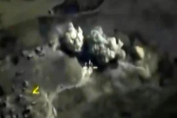 Image tirée d'une vidéo diffusée sur le site du ministère russe de la Défense, le 3 octobre 2015, montrant une explosion à la suite d'une frappe aérienne russe contre un dépôt d'explosifs à Raqa, en Syrie