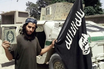 Photo non datée d'Abdelhamid Abaaoud, organisateur présumé des attentats de Paris du 13 novembre 2015 et tueur des terrasses, décédé le même jour, issue du numéro 7 de la revue en ligne Dabiq du groupe État islamique (EI) de février 2015.