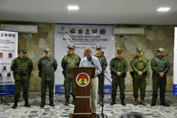 Le ministre colombien de la Défense Ivan Velazquez annonce une opération militaire contre les guerillas lors d'une conférence de presse à Cucuta le 24 janvier 2025  