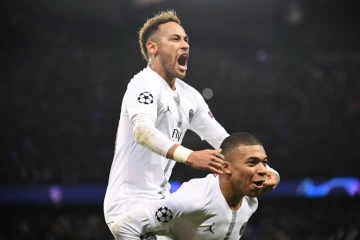 L'attaquant brésilien du Paris-SG, Neymar (g), célèbre son but avec l'attaquant français Kylian Mbappé, lors du match de phase de groupes de la Ligue des champions face à Liverpool, au Parc des Princes, le 28 novembre 2018