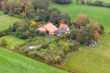 Prise de vue aérienne d'une ferme dans le nord des Pays-Bas, le 15 octobre 2019, où a été retrouvée une famille qui vivait recluse depuis des années pour, selon un média, "attendre la fin des temps"