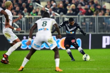 L'attaquant brésilien de Bordeaux Malcom (d) tire au but et marque contre Saint-Etienne le 28 novembre 2017 à Bordeaux