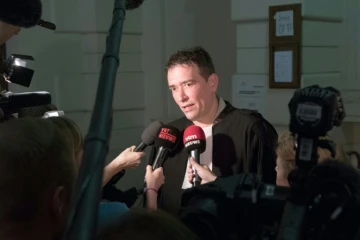 Sébastien Courtoy, avocat de Marouane El Bali, parle à la presse avant l'ouverture du procès de la cellule jihadiste de Verviers, au tribunal correctionel de Bruxelles le 9 mai 2016