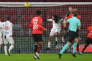 Le défenseur belge Jason Denayer (c) égalise pour Lyon lors du match de Ligue 1 à Rennes, le 9 janvier 2021