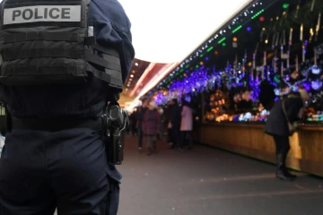 Un policier au marché de Noël de Strasbourg, le 20 décembre 2016