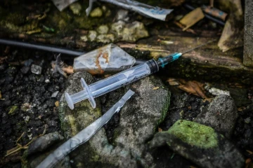 Une seringue jetée dans un bois près de Glasgow, le 15 août 2019 en Ecosse