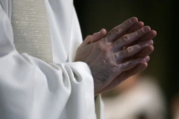 Le Vatican a annoncé samedi l'arrestation, sur son territoire, de Carlo Alberto Capella, ex-conseiller auprès de l'ambassade du Saint-Siège à Washington, soupçonné d'avoir consulté des images pédopornographiques