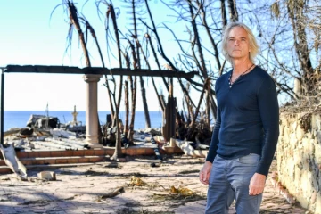 Sebastian Harrison devant les ruines calcinées de sa maison après l'incendie de Palisades à Malibu, en Californie, le 21 janvier 2025