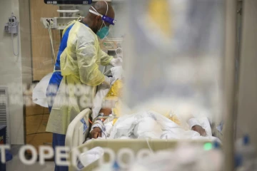 un soignant s'occupe d'un malade atteint du Covid-19 dans l'unité de soins intensifs du Martin Luther King Jr. Community Hospital, le 6 janvier 2021 à Los Angeles, en Californie